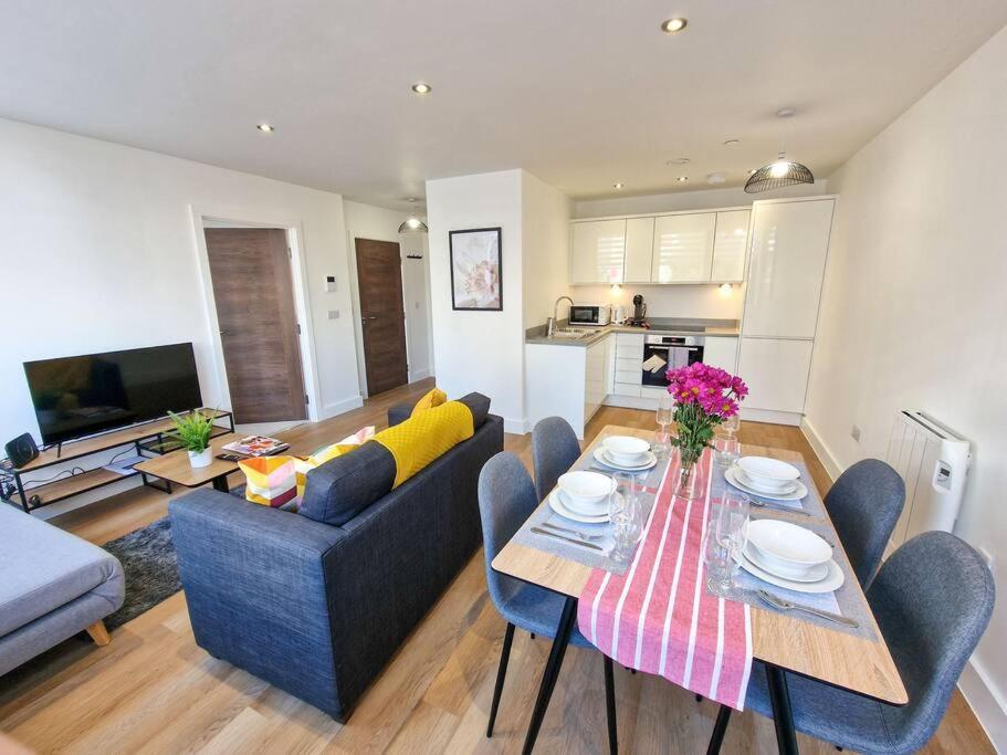 Free Parking: Old Trafford Apartment Manchester Ngoại thất bức ảnh