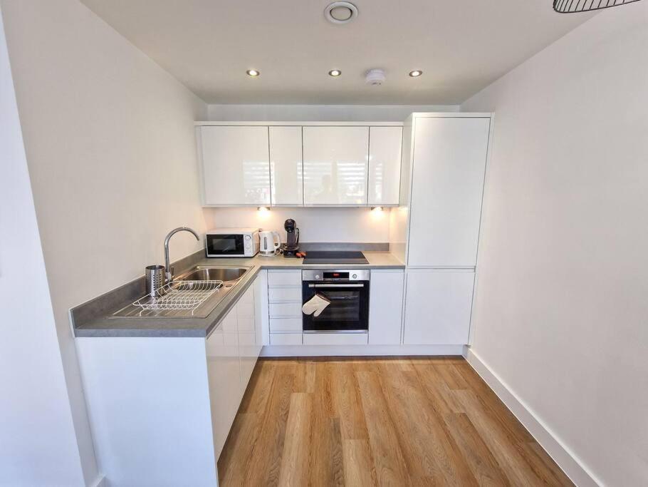 Free Parking: Old Trafford Apartment Manchester Ngoại thất bức ảnh