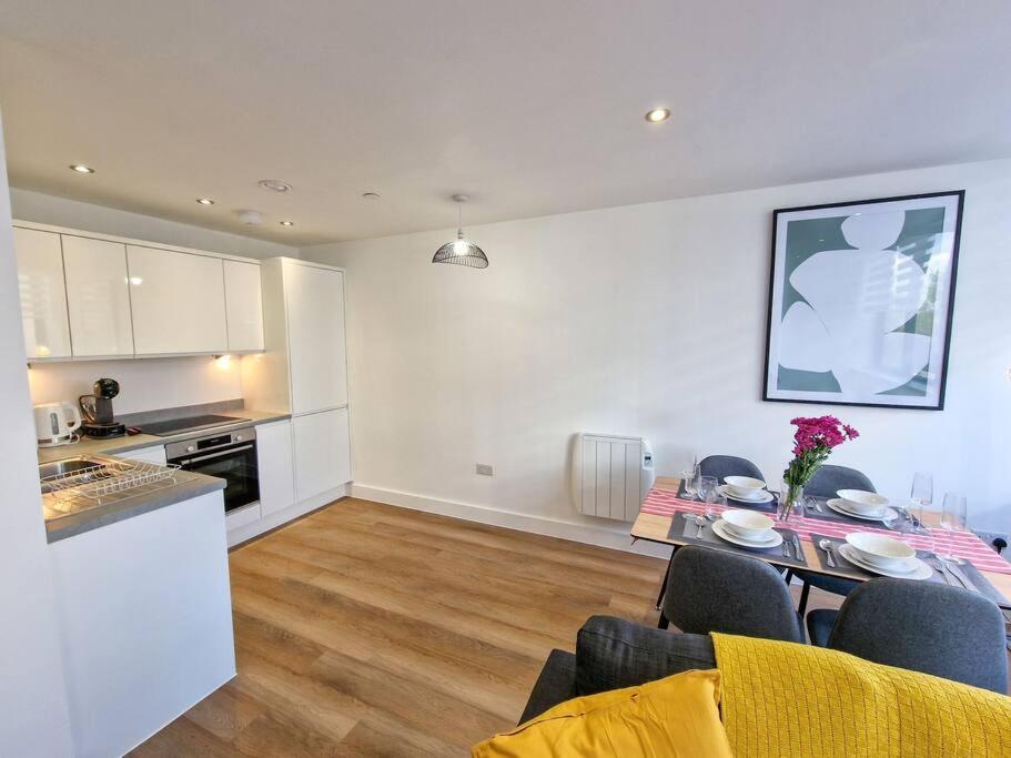 Free Parking: Old Trafford Apartment Manchester Ngoại thất bức ảnh